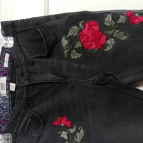 JEANS w/RED STITCHED in ROSES - Picture 4 of 8